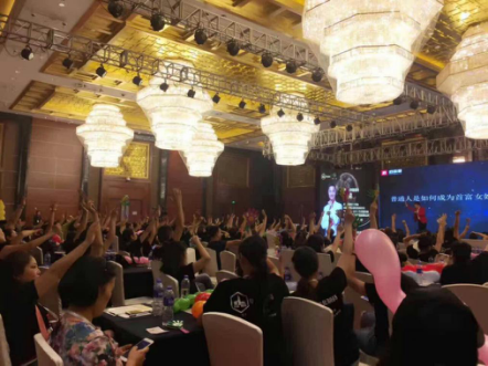 在招商哥袁亮老師的現(xiàn)場推動下客戶踴躍舉手要求升級拿貨