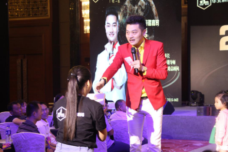 華北制藥撩一條新品發(fā)布會(huì)現(xiàn)場(chǎng)招商哥袁亮老師與一現(xiàn)場(chǎng)客戶進(jìn)行積極互動(dòng)